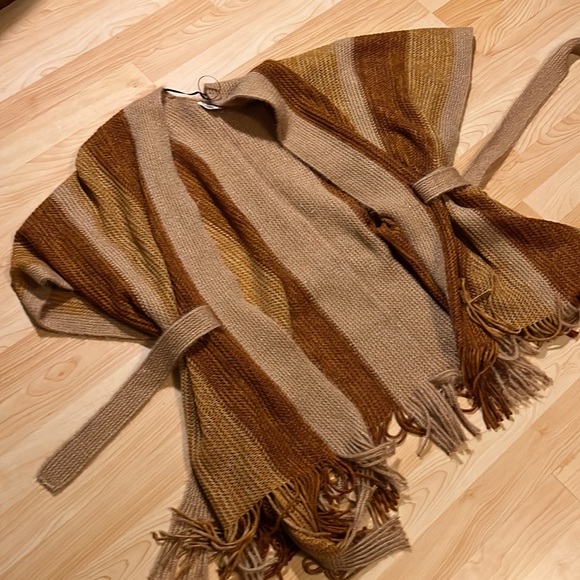 BEAUTIFUL, Abstract, oversized sweater poncho! - Picture 2 of 5